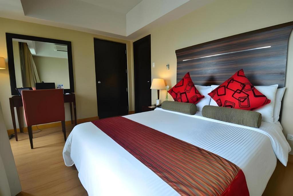 Lancaster Hotel Manila Mandaluyong Exterior foto